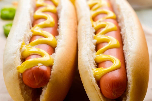 Pyszne tradycyjne hot dogi — Zdjęcie stockowe