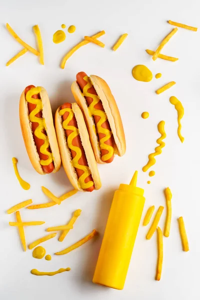 Hořčice láhve a hot dogy — Stock fotografie