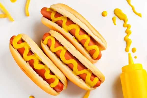 Cachorros-quentes deliciosos e batatas — Fotografia de Stock