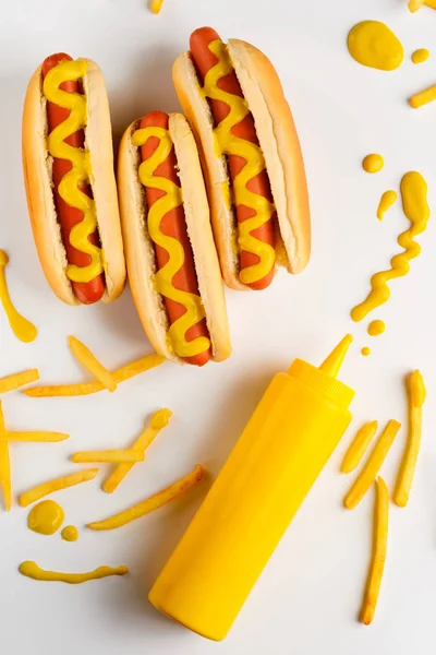Cachorros-quentes e gotas de mostarda — Fotografia de Stock