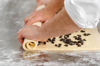 Adam hamur yuvarlanıp gidiyor