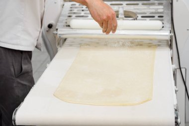 Katmanlı hamur yapma Baker