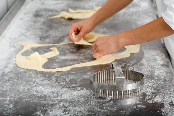 Baker trabalhando com sobras de massa — Fotografia de Stock