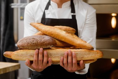 Baker ekmek gösterilen