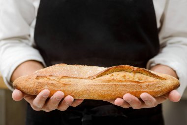 Batard ekmek erkek elinde