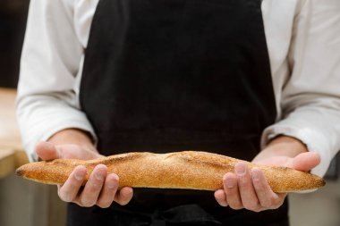 Taze pişmiş baget temsil eden Baker