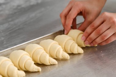 Kruvasan tepside serme Baker