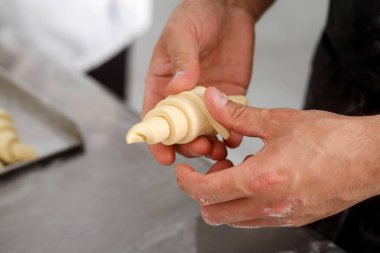 Hamur bir kruvasan haddeleme