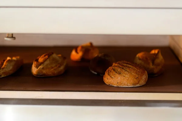 ขนมปังอบในเตาอบ — ภาพถ่ายสต็อก