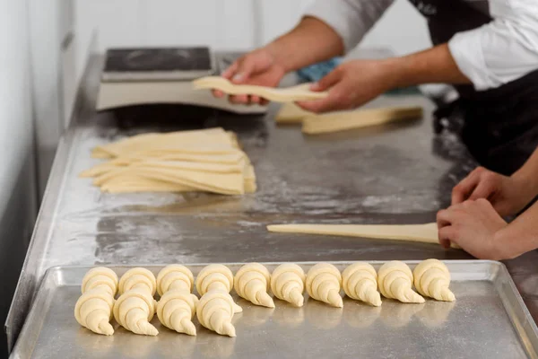Bakkerij werknemers maken crescent rolls — Stockfoto