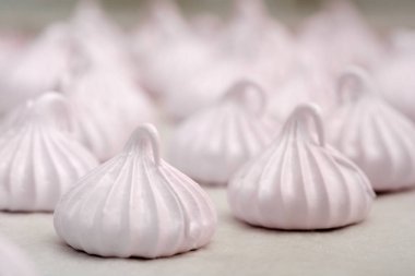 Yumuşak pembe meringues parşömen üzerine