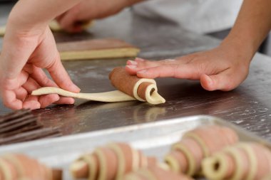 Arkası çizgili hilal rulolar