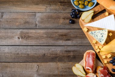 Ekmek, et, peynir ve meyve