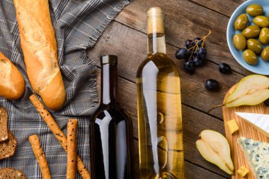 Yemek malzemeler arasında şarap şişeleri