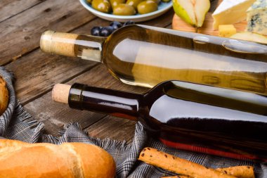 Beyaz ve kırmızı şarap şişeleri