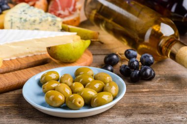 Ahşap masa gıdalar