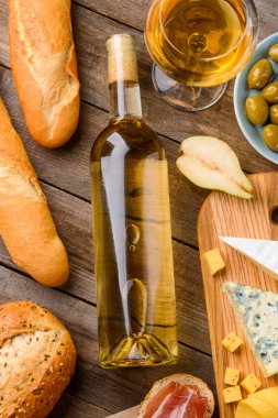 bir şişe beyaz şarap