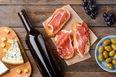 Peynir, şarap, et ve meyve