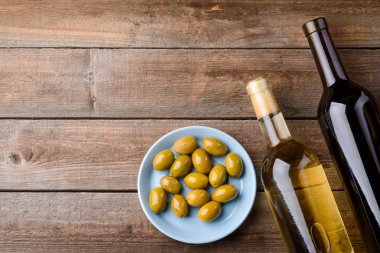 İki şişe ve zeytin