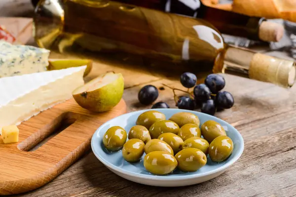 Olives vertes sur plaque bleue — Photo