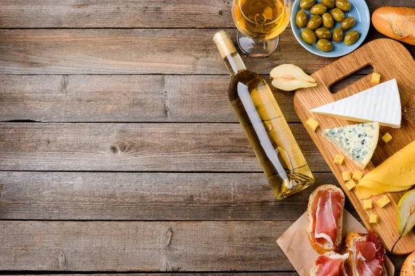 Savoureux ingrédients et bouteille de vin — Photo