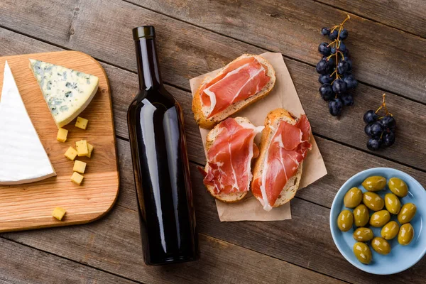 치즈, 와인, 육류 및 과일 — 스톡 사진