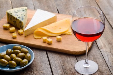 Peynir, zeytin ve kırmızı şarap