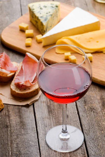 Vinho tinto, carne e queijo — Fotografia de Stock
