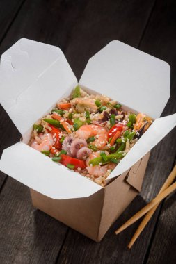 Kızarmış pilav ve deniz ürünleri.