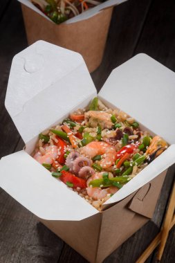 Deniz ürünleri ile Çin pirinç