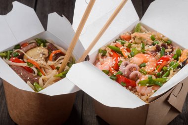 Pirinç ve Udon erişte açık paket servisi olan restoran kutuları ve çubuk görünümü kapat. Besleyici karışımı tavuk eti, sebze ve deniz ürünleri.