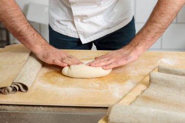 Baker Maya hamur yoğurma