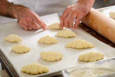 Adam ay çöreği pişirme için hazırlanıyor