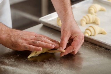 İşçi hilal rulo yapıyor