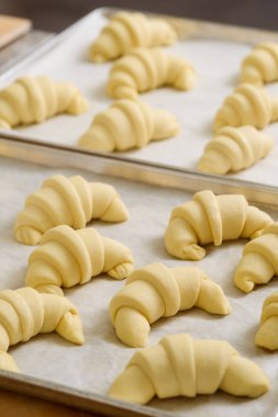 Klasik hilal rulo tepsisi