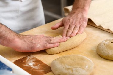 İşçi hamur yoğurma