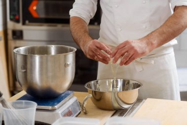 Baker yumurta kırbaçlanan