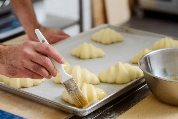 Остекление круассанов с мойкой яиц
