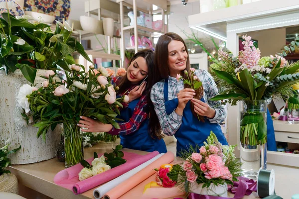 Ragazze che lavorano nel negozio di fiori — Foto Stock