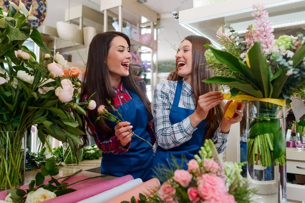 Le ragazze stanno creando un bouquet — Foto Stock