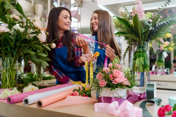 Luogo di lavoro presso il negozio di fiori — Foto Stock