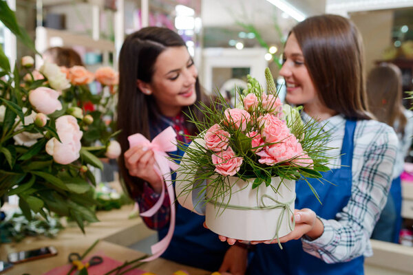Флорист держит свадебный букет
