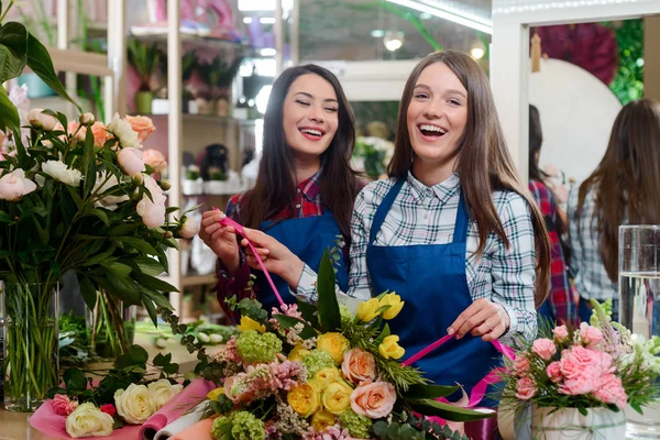 Ragazze che lavorano nel negozio di fiori — Foto Stock