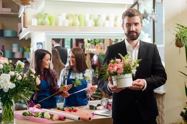 Hansome man kocht bloemen — Stockfoto