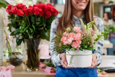 Çiçekli kadın holding kutusu