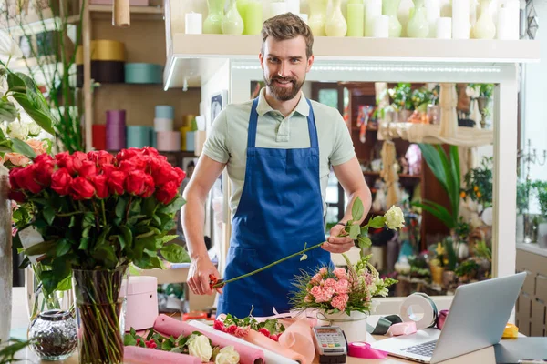 Mannelijke bloemist in bloemenwinkel — Stockfoto