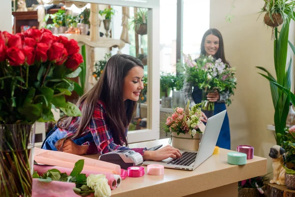 Donne che lavorano nel negozio di fiori — Foto Stock