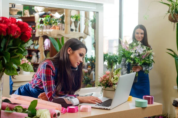 Bloemisten werken in bloemenwinkel — Stockfoto