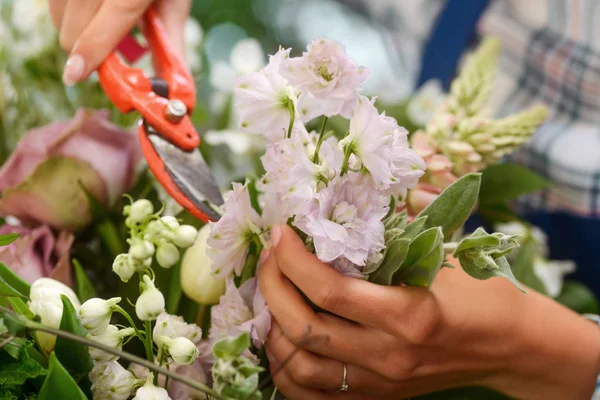 꽃다발을 준비 하는 여성 꽃집 — 스톡 사진