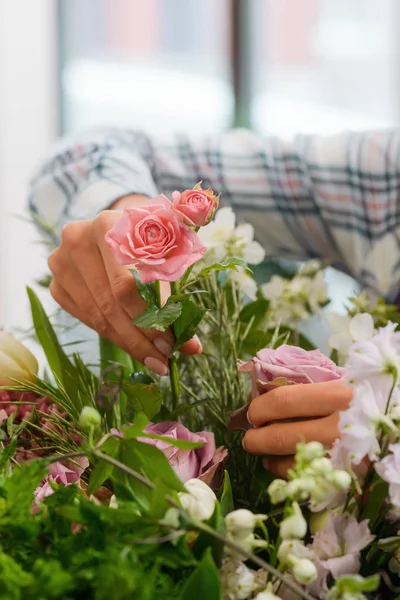 Bloemist maken de samenstelling van een bloem — Stockfoto